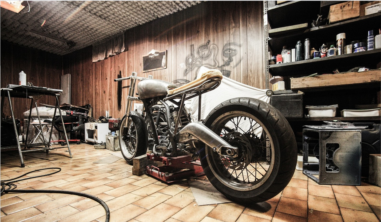 Foto de una moto en un taller